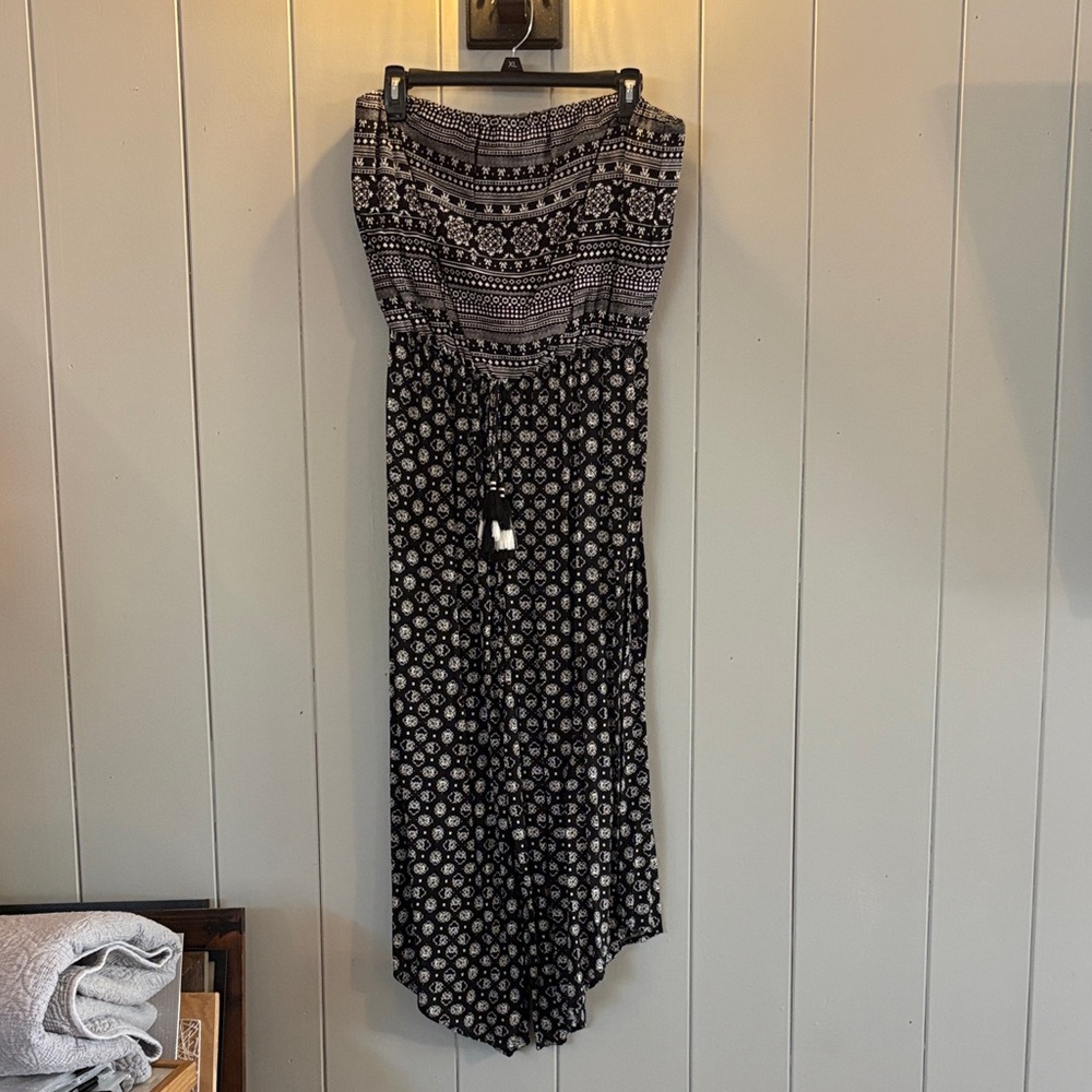 Xhiliration Black and White Patterned sleeveless romper size M
